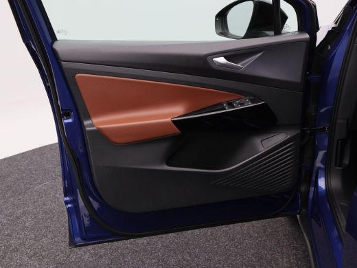 Volkswagen ID.4 First 77 kWh 204 Pk | Stoel/Stuurverwarming | Camera | Half Leer | CarPlay | Adaptive cruise | 20... ActivLease financial lease