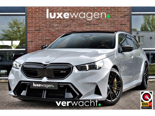 BMW M5 Touring | Kreidegrau Ind. | Ultimate Pack | Keramisch | Pano | Trekh | B&W | DA+
