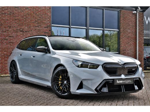 BMW M5 Touring | Kreidegrau Ind. | Ultimate Pack | Keramisch | Pano | Trekh | B&W | DA+ ActivLease financial lease
