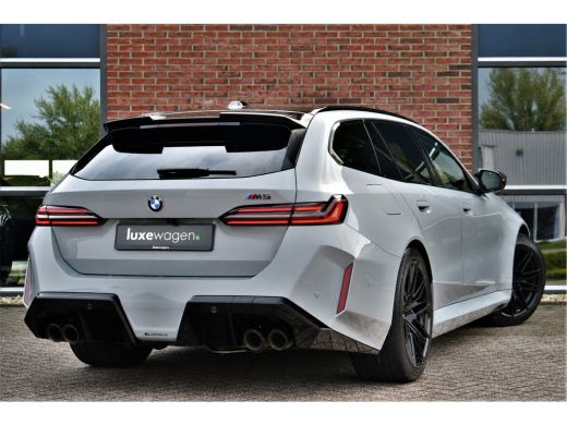 BMW M5 Touring | Kreidegrau Ind. | Ultimate Pack | Keramisch | Pano | Trekh | B&W | DA+ ActivLease financial lease