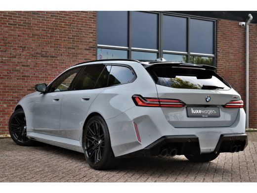 BMW M5 Touring | Kreidegrau Ind. | Ultimate Pack | Keramisch | Pano | Trekh | B&W | DA+ ActivLease financial lease