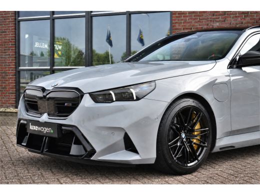 BMW M5 Touring | Kreidegrau Ind. | Ultimate Pack | Keramisch | Pano | Trekh | B&W | DA+ ActivLease financial lease