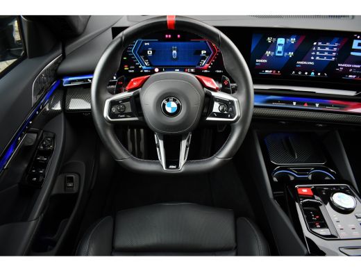 BMW M5 Touring | Kreidegrau Ind. | Ultimate Pack | Keramisch | Pano | Trekh | B&W | DA+ ActivLease financial lease