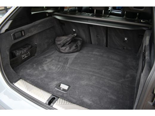 BMW M5 Touring | Kreidegrau Ind. | Ultimate Pack | Keramisch | Pano | Trekh | B&W | DA+ ActivLease financial lease