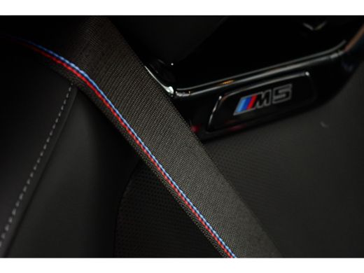 BMW M5 Touring | Kreidegrau Ind. | Ultimate Pack | Keramisch | Pano | Trekh | B&W | DA+ ActivLease financial lease