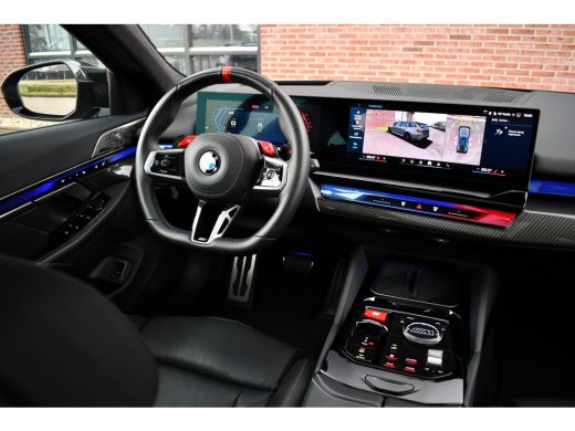 BMW M5 Touring | Kreidegrau Ind. | Ultimate Pack | Keramisch | Pano | Trekh | B&W | DA+ ActivLease financial lease