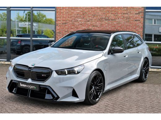 BMW M5 Touring | Kreidegrau Ind. | Ultimate Pack | Keramisch | Pano | Trekh | B&W | DA+ ActivLease financial lease