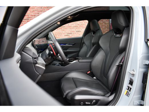 BMW M5 Touring | Kreidegrau Ind. | Ultimate Pack | Keramisch | Pano | Trekh | B&W | DA+ ActivLease financial lease
