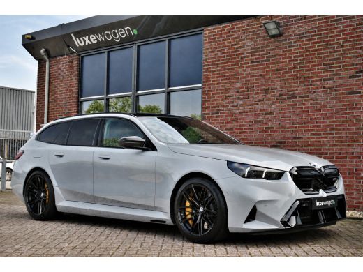 BMW M5 Touring | Kreidegrau Ind. | Ultimate Pack | Keramisch | Pano | Trekh | B&W | DA+ ActivLease financial lease