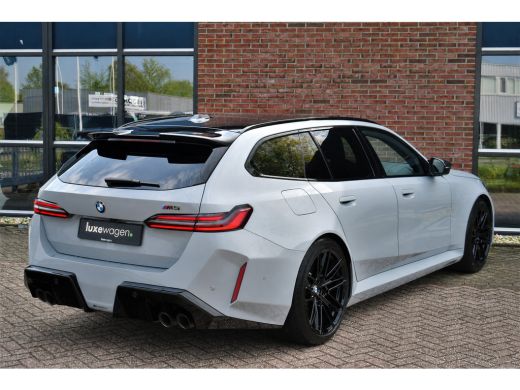 BMW M5 Touring | Kreidegrau Ind. | Ultimate Pack | Keramisch | Pano | Trekh | B&W | DA+ ActivLease financial lease