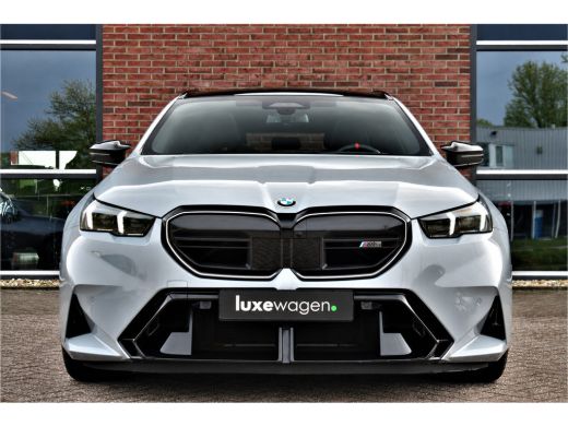 BMW M5 Touring | Kreidegrau Ind. | Ultimate Pack | Keramisch | Pano | Trekh | B&W | DA+ ActivLease financial lease