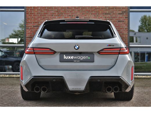 BMW M5 Touring | Kreidegrau Ind. | Ultimate Pack | Keramisch | Pano | Trekh | B&W | DA+ ActivLease financial lease