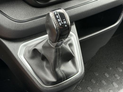 Renault Trafic 2.0 dCi 150 PK AUTOMAAT / L2H1 / 27.349 KM!! / TREKHAAK / IMPERIAAL / 3-ZITS / CAMERA / LED ActivLease financial lease