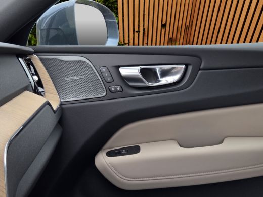 Volvo  XC60 2.0 T6 Plug-in hybrid AWD Plus Bright | Luchtvering | 360 Cam | HUD | Pano | Harman/Kardon ActivLease financial lease