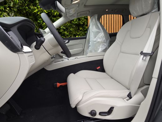 Volvo  XC60 2.0 T6 Plug-in hybrid AWD Plus Bright | Luchtvering | Stoelventilatie | Pano | 360 Cam | HUD ActivLease financial lease