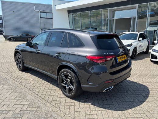 Mercedes-Benz GLC 300e AMG // Panorama dak // Trekhaak // Burmester // Headup // Memory Stoelen // Distronic // 360... ActivLease financial lease