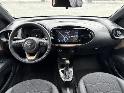 Toyota Aygo 1.0 VVT-i S-CVT Envy **KEYLESS/ STOELVERWARMING/ PARKEERSENSOREN** ActivLease financial lease
