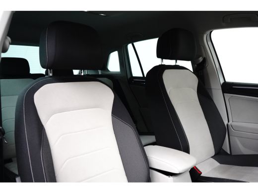 Volkswagen Tiguan Elegance eHybrid | ACC | Achteruitrijcamera | Elektrische achterklep | Stoelverwarming | Elektris... ActivLease financial lease