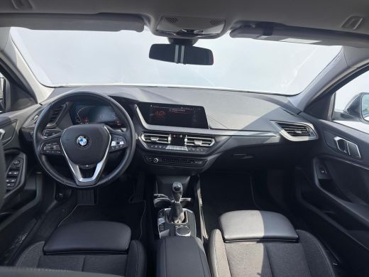 BMW 1 Serie 118i Business Edition NL-AUTO | NAVI | STUUR EN STOEL VERWARMING ActivLease financial lease