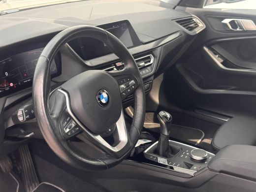 BMW 1 Serie 118i Business Edition NL-AUTO | NAVI | STUUR EN STOEL VERWARMING ActivLease financial lease