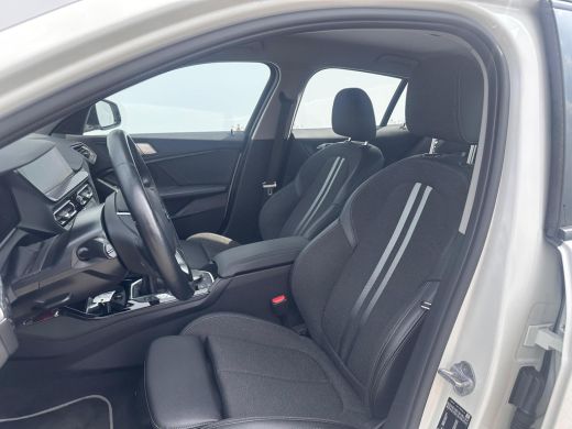 BMW 1 Serie 118i Business Edition NL-AUTO | NAVI | STUUR EN STOEL VERWARMING ActivLease financial lease