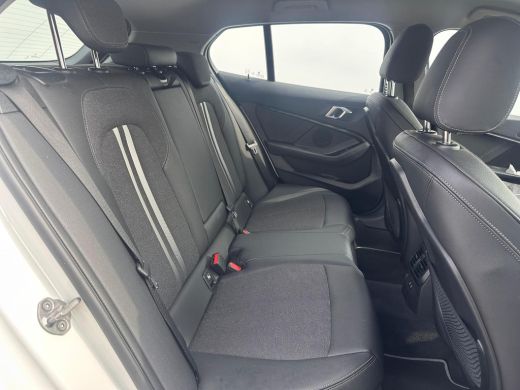 BMW 1 Serie 118i Business Edition NL-AUTO | NAVI | STUUR EN STOEL VERWARMING ActivLease financial lease