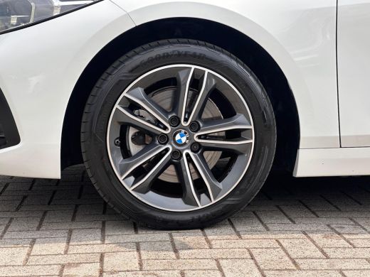 BMW 1 Serie 118i Business Edition NL-AUTO | NAVI | STUUR EN STOEL VERWARMING ActivLease financial lease