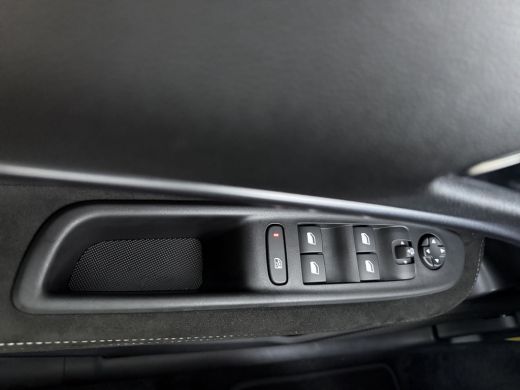Alfa Romeo Junior Ibrida Sport Speciale | "Sport Speciale" alcantara bekleding met witte accenten - 6-voudig elektr... ActivLease financial lease