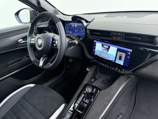 Alfa Romeo Junior Ibrida Sport Speciale | "Sport Speciale" alcantara bekleding met witte accenten - 6-voudig elektr... ActivLease financial lease