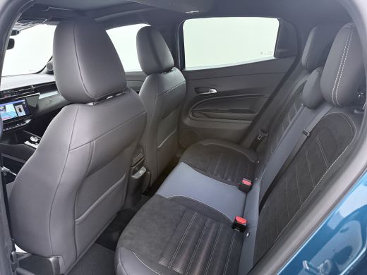 Alfa Romeo Junior Ibrida Sport Speciale | "Sport Speciale" alcantara bekleding met witte accenten - 6-voudig elektr... ActivLease financial lease