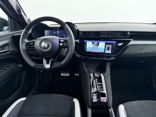 Alfa Romeo Junior Ibrida Sport Speciale | "Sport Speciale" alcantara bekleding met witte accenten - 6-voudig elektr... ActivLease financial lease