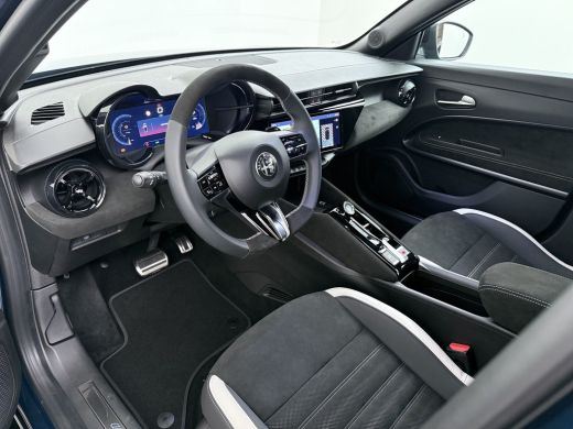 Alfa Romeo Junior Ibrida Sport Speciale | "Sport Speciale" alcantara bekleding met witte accenten - 6-voudig elektr... ActivLease financial lease