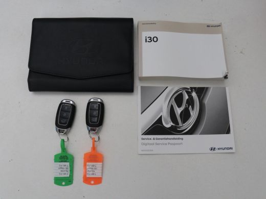 Hyundai i30 1.5 T-GDi MHEV Premium Sky | Stoel&Stuurverwarming | Panoramadak | Stoelkoeling | Camera | Adapti... ActivLease financial lease