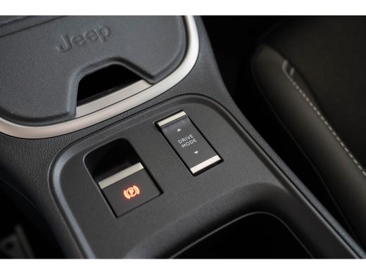 Jeep Avenger Summit 54 kWh | Tot 8 Jaar Garantie | Warmtepomp | Schuif-Kanteldak | Winter Pack | Camera | Navi... ActivLease financial lease