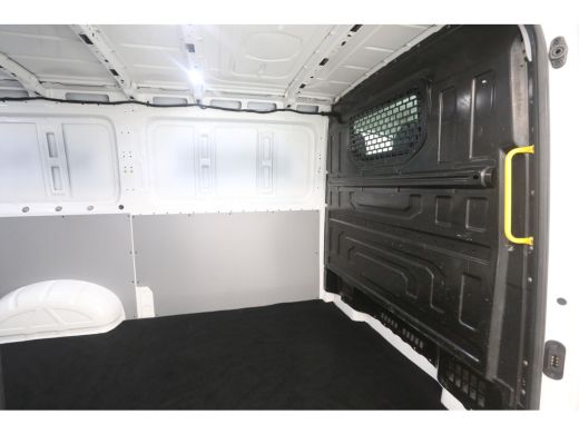 Volkswagen Crafter 30 2.0 TDI L3H2 140PK | Airco | 3 Zits | Carplay | Trekhaak ActivLease financial lease