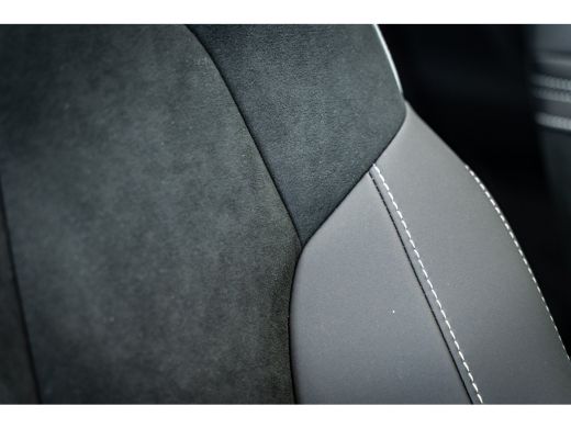 Volvo  XC40 B4 197PK Plus Black Edition | Panoramadak | 20" | Privacy glas | Power seats | HK ActivLease financial lease