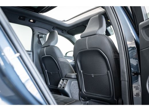Volvo  XC40 B4 197PK Plus Black Edition | Panoramadak | 20" | Privacy glas | Power seats | HK ActivLease financial lease