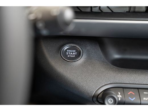 Jeep Avenger Summit 54 kWh | Camera | Climate Controle | Apple Carplay & Android Auto | Keyless | Parkeersenso... ActivLease financial lease