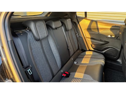 Peugeot e-2008 54KWH 156PK ALLURE AVANTAGE AUTOMAAT NAVI / LEDER / CLIMA / LED / PDC / 17" LMV / KEYLESS / CAMER... ActivLease financial lease