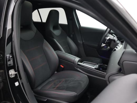 Mercedes-Benz A-Klasse 180 STAR EDITION AMG LINE LIMITED + PANORAMA | SFEERVERLICHTING | 19 INCH LMV | CAMERA ActivLease financial lease