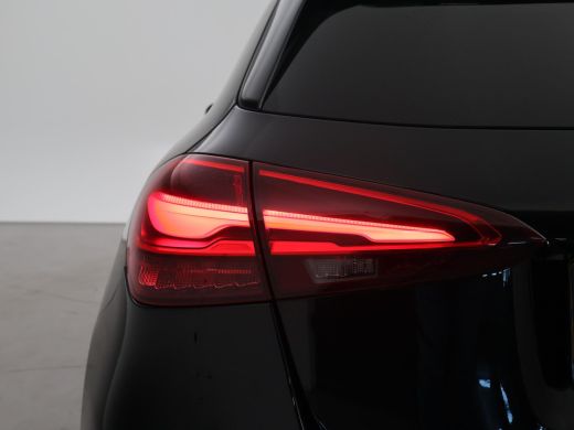 Mercedes-Benz A-Klasse 180 STAR EDITION AMG LINE LIMITED + PANORAMA | SFEERVERLICHTING | 19 INCH LMV | CAMERA ActivLease financial lease