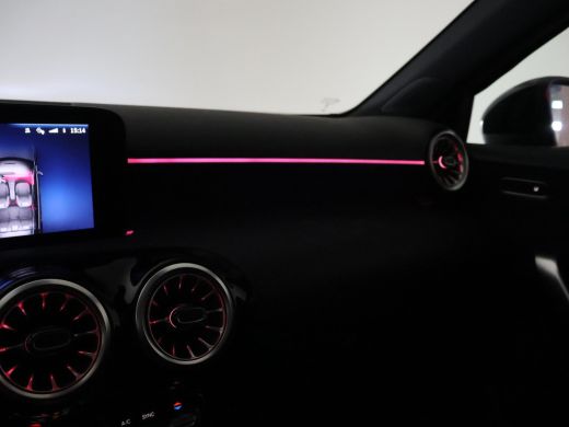 Mercedes-Benz A-Klasse 180 STAR EDITION AMG LINE LIMITED + PANORAMA | SFEERVERLICHTING | 19 INCH LMV | CAMERA ActivLease financial lease