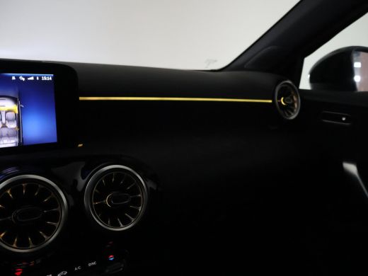 Mercedes-Benz A-Klasse 180 STAR EDITION AMG LINE LIMITED + PANORAMA | SFEERVERLICHTING | 19 INCH LMV | CAMERA ActivLease financial lease