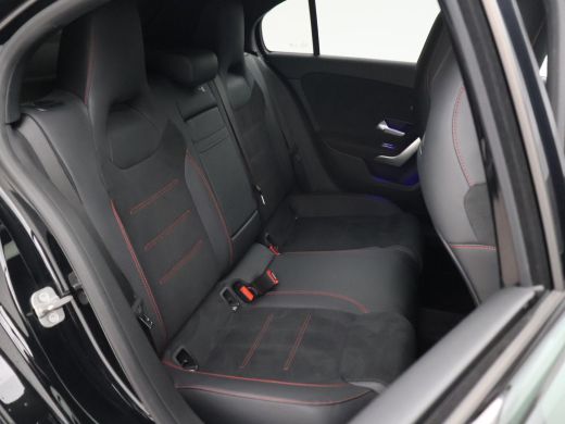 Mercedes-Benz A-Klasse 180 STAR EDITION AMG LINE LIMITED + PANORAMA | SFEERVERLICHTING | 19 INCH LMV | CAMERA ActivLease financial lease