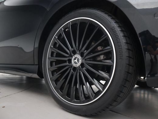 Mercedes-Benz A-Klasse 180 STAR EDITION AMG LINE LIMITED + PANORAMA | SFEERVERLICHTING | 19 INCH LMV | CAMERA ActivLease financial lease