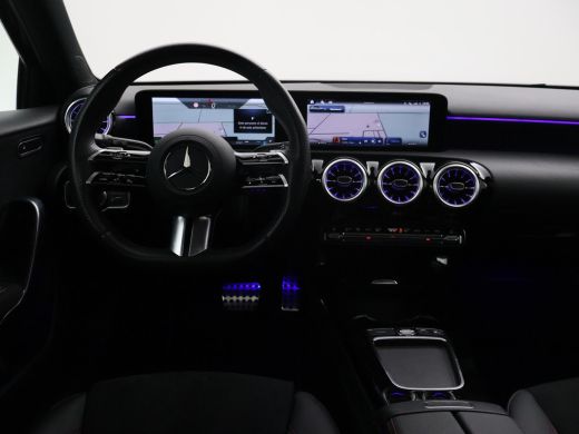 Mercedes-Benz A-Klasse 180 STAR EDITION AMG LINE LIMITED + PANORAMA | SFEERVERLICHTING | 19 INCH LMV | CAMERA ActivLease financial lease