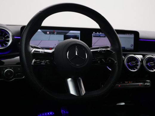 Mercedes-Benz A-Klasse 180 STAR EDITION AMG LINE LIMITED + PANORAMA | SFEERVERLICHTING | 19 INCH LMV | CAMERA ActivLease financial lease