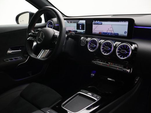 Mercedes-Benz A-Klasse 180 STAR EDITION AMG LINE LIMITED + PANORAMA | SFEERVERLICHTING | 19 INCH LMV | CAMERA ActivLease financial lease