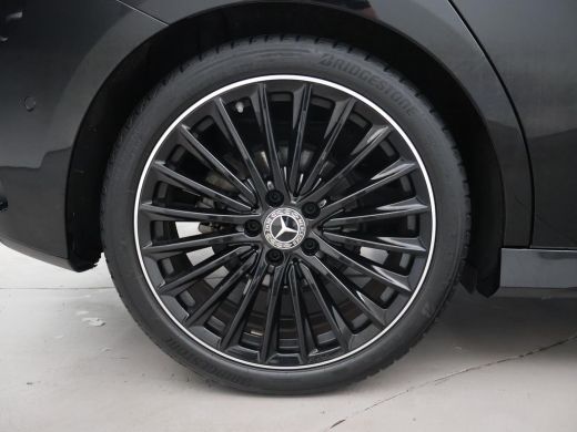 Mercedes-Benz A-Klasse 180 STAR EDITION AMG LINE LIMITED + PANORAMA | SFEERVERLICHTING | 19 INCH LMV | CAMERA ActivLease financial lease
