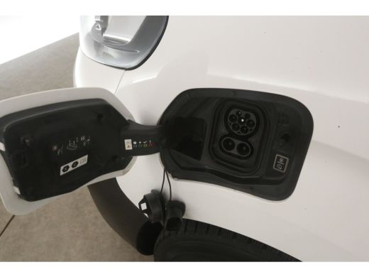 Opel Vivaro-e 75 kWh L2H1 | Snelladen | SOH 87% | Airco | Cruise | 3 Zits | Carplay | Parkeersens. ActivLease financial lease